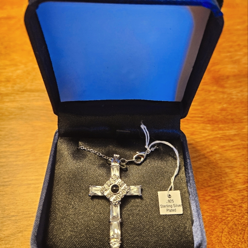 Elegant Sterling .925 Rhinestone Cross necklace